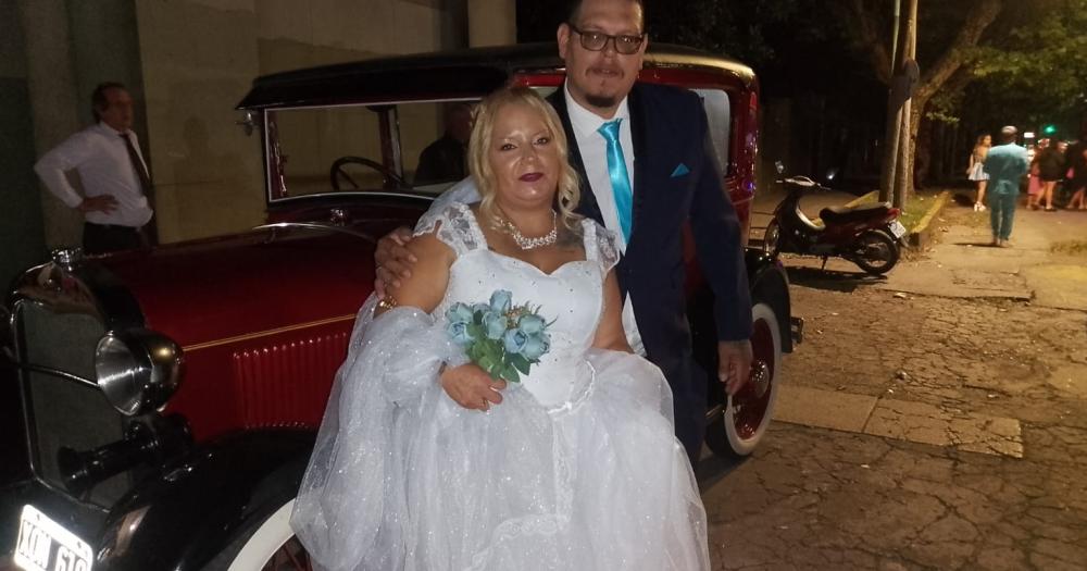 Gisela eligió un ramo de novia celeste y Daniel acompañó con la corbata