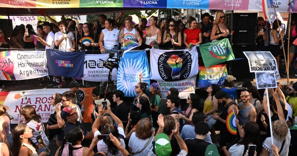 Marcha Federal LGTBIQ- la gente se moviliza hacia la Plaza de Mayo