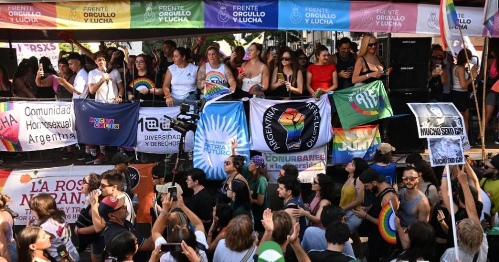 Marcha Federal LGTBIQ- la gente se moviliza hacia la Plaza de Mayo