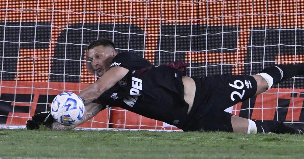 Nahuel Losada una de las figuras de Lanús ante Sarmiento