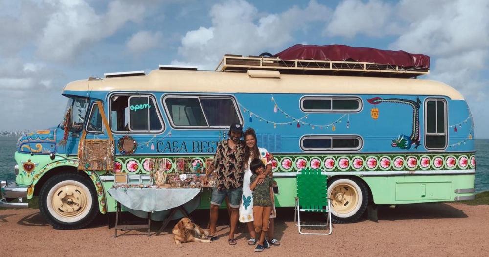 Una familia de Lomas y su largo viaje por Ameacuterica en un colectivo antiguo