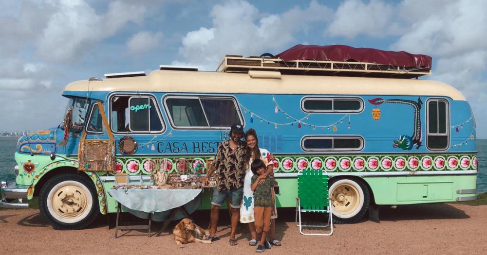 Una familia de Lomas y su largo viaje por Ameacuterica en un colectivo antiguo