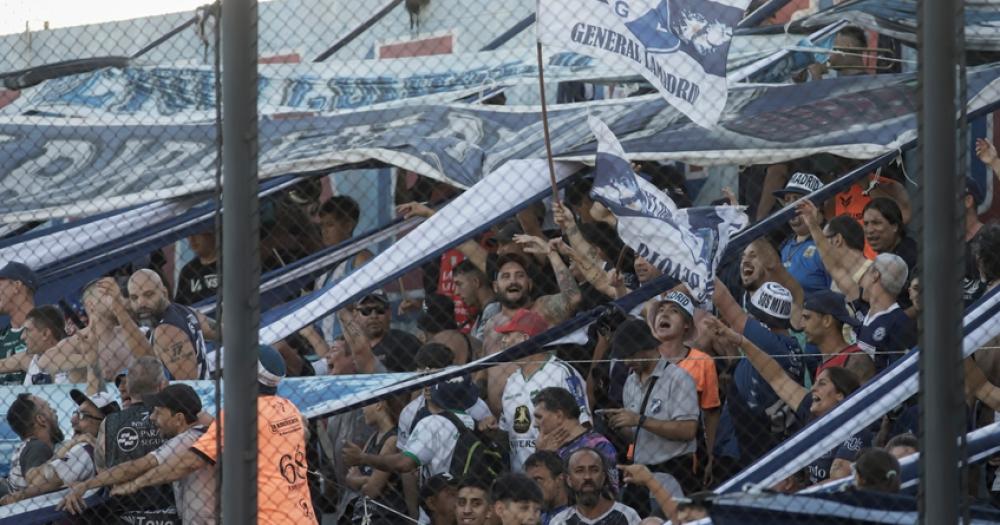 Hinchas de Lamadrid en Sarandí