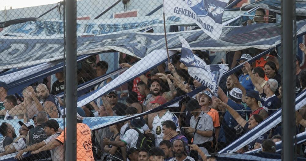 Hinchas de Lamadrid en Sarandí