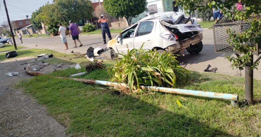 Terrible choque en Lomas- un auto tiroacute dos postes y quedoacute destruido