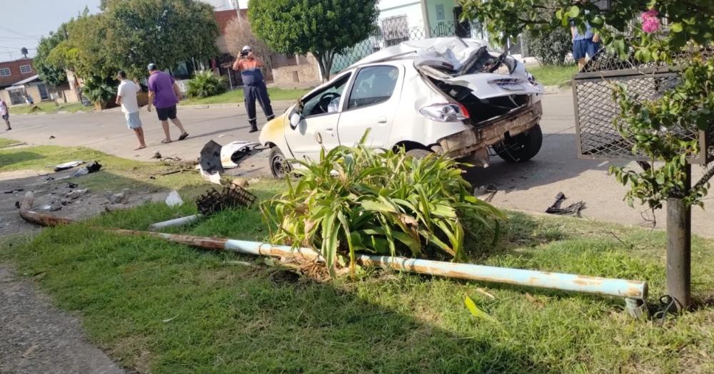 Terrible choque en Lomas- un auto tiroacute dos postes y quedoacute destruido