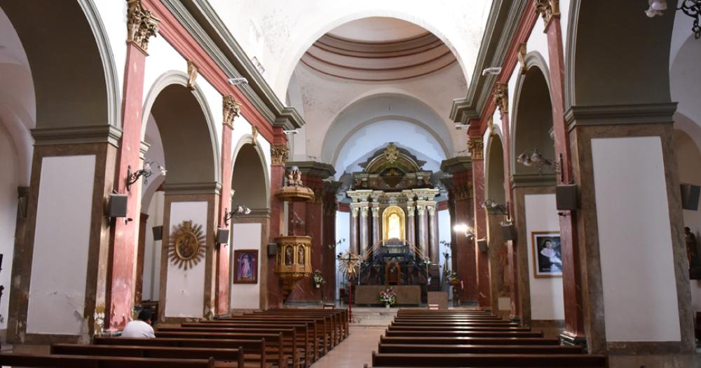 La imagen de la Virgen María en madera fue donada por Juana Zorrilla de Grigera