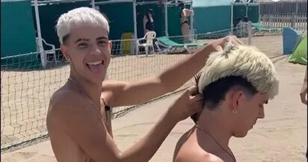 Fue a la playa y regala cortes de pelo a quien hace maacutes jueguitos