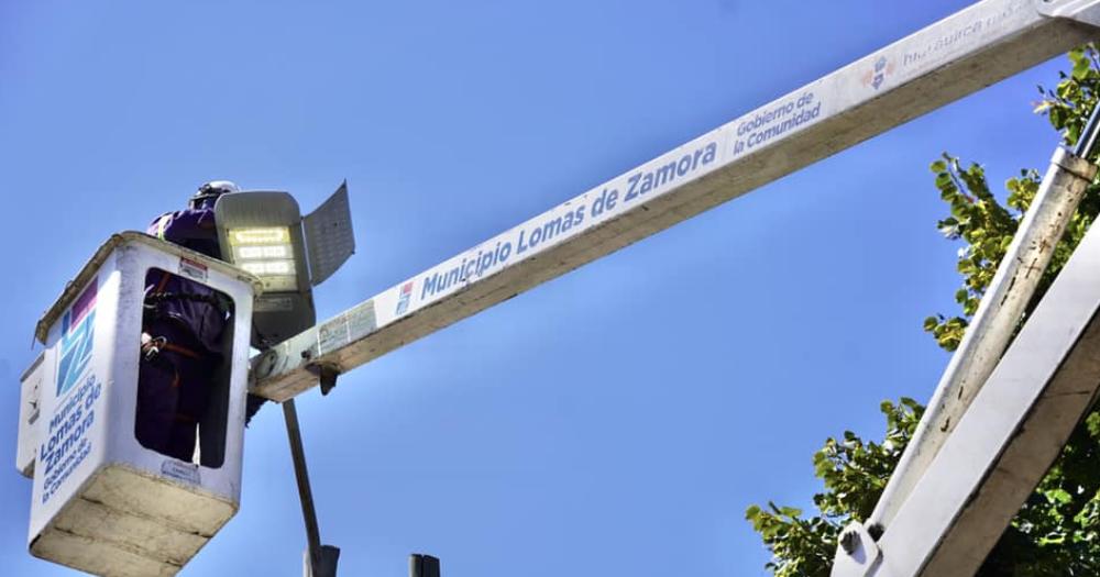 Reparan maacutes luces LED en los barrios de Lomas de Zamora