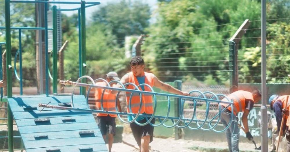 Con obras y arreglos renuevan maacutes plazas en Lomas de Zamora