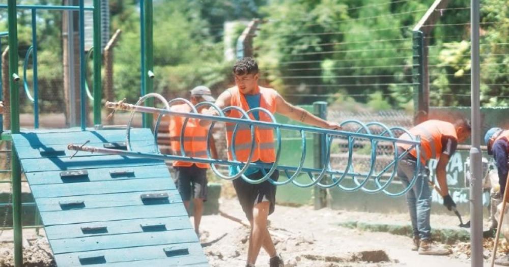 Con obras y arreglos renuevan maacutes plazas en Lomas de Zamora