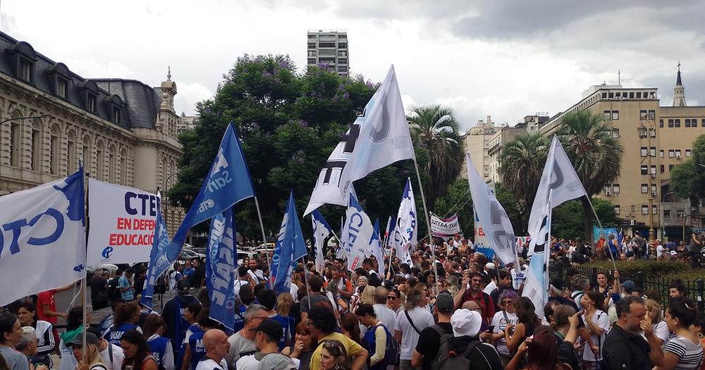 Enorme adhesioacuten al paro nacional docente en el primer diacutea de clases 