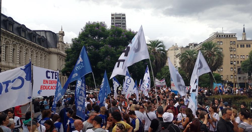 Enorme adhesioacuten al paro nacional docente en el primer diacutea de clases 