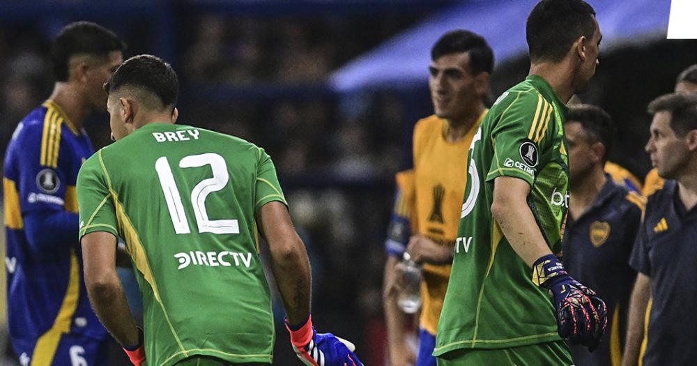 El momento justo de la salida de Marchesín y el ingreso de Brey en el arco de Boca