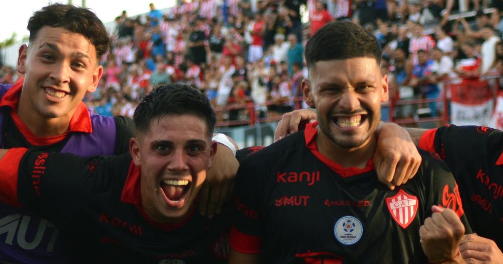 Franco Vedoya selló el 2-0 en Escalada