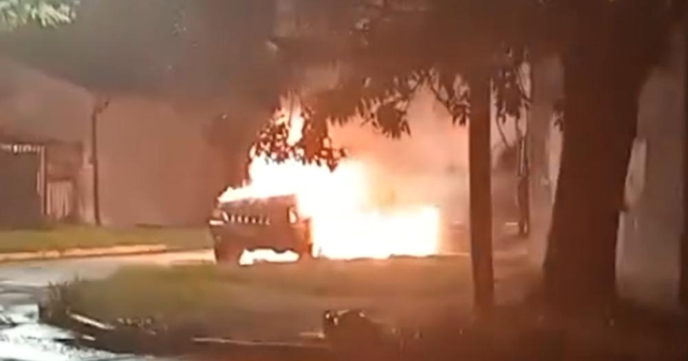 La camioneta envuelta en llamas