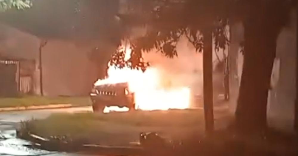 La camioneta envuelta en llamas