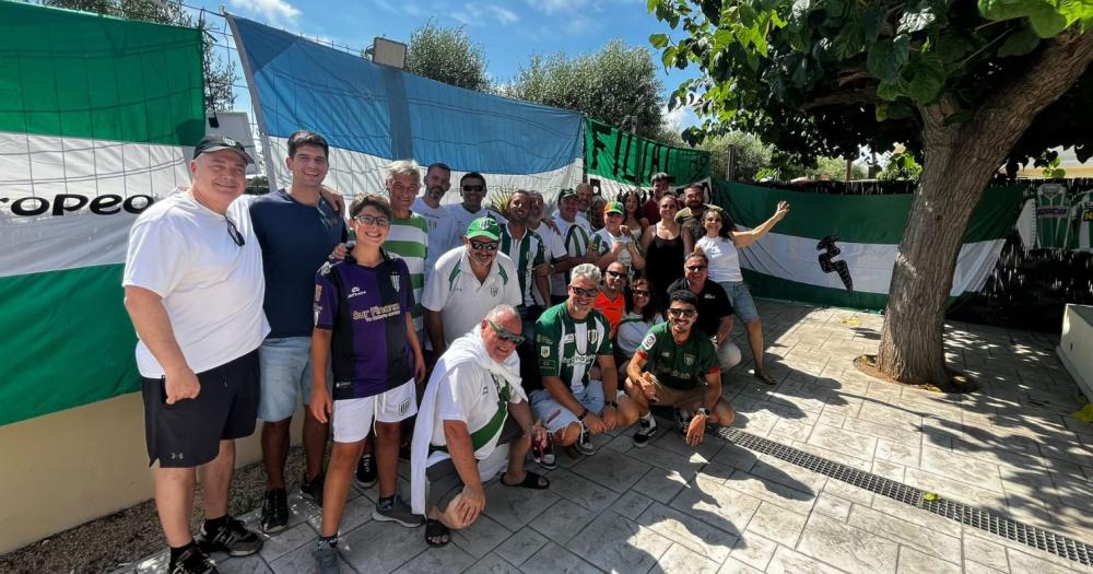 La miembros de la peña se reúnen seguido compartiendo sus pasión por Banfield