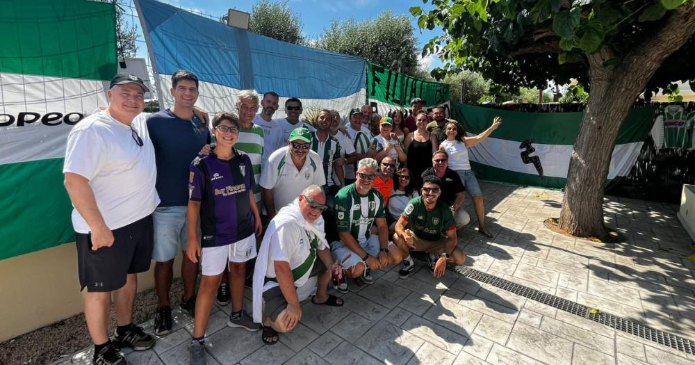 La miembros de la peña se reúnen seguido compartiendo sus pasión por Banfield