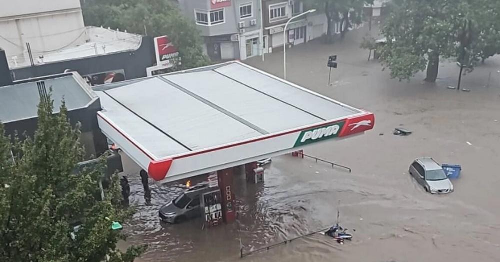 Kicillof reforzoacute la asistencia a Bahiacutea Blanca en plena cataacutestrofe climaacutetica