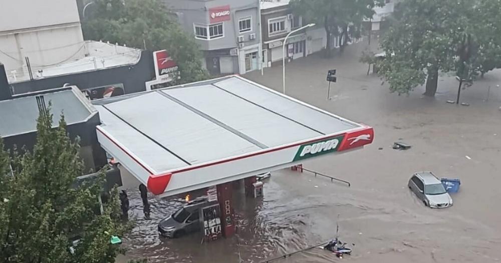 Kicillof reforzoacute la asistencia a Bahiacutea Blanca en plena cataacutestrofe climaacutetica