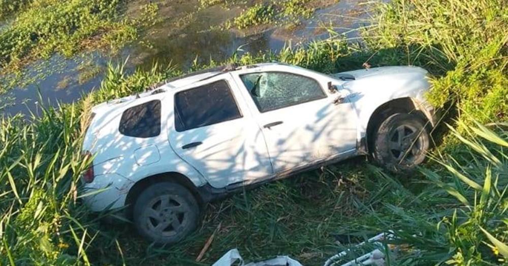 La camioneta se salió de la ruta y terminó volcada cerca de un arroyo