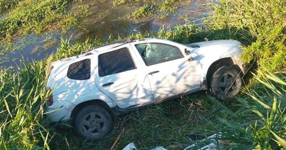 La camioneta se salió de la ruta y terminó volcada cerca de un arroyo