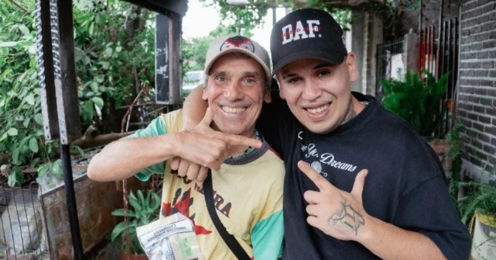 La Policiacutea le pega a tu abuela- el clip de Rayo de Fiorito junto a Manu Chao