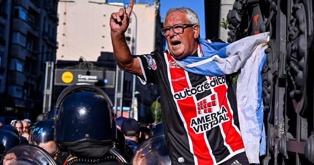 Fuerte represioacuten a jubilados e hinchas en la marcha al Congreso