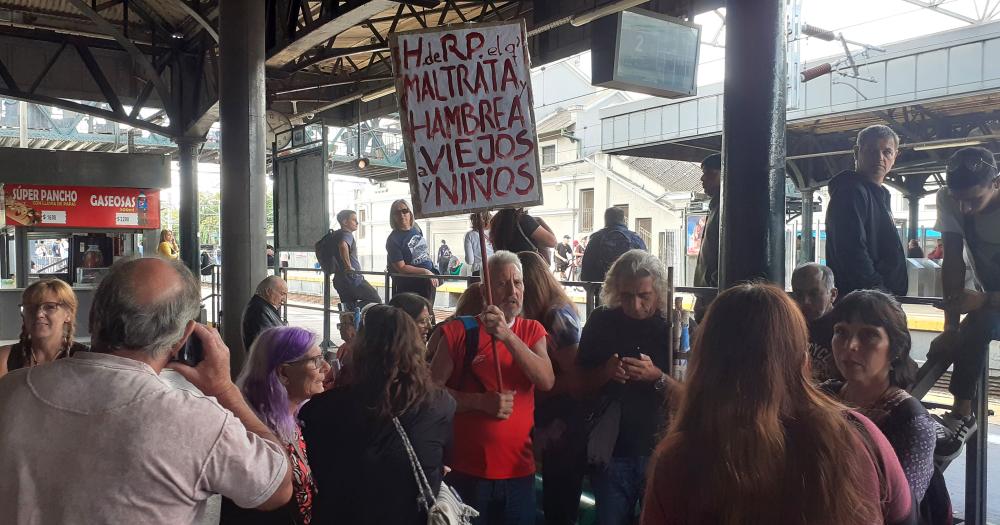 En la estación de Lomas se juntaron jubilados vecinos e hinchas