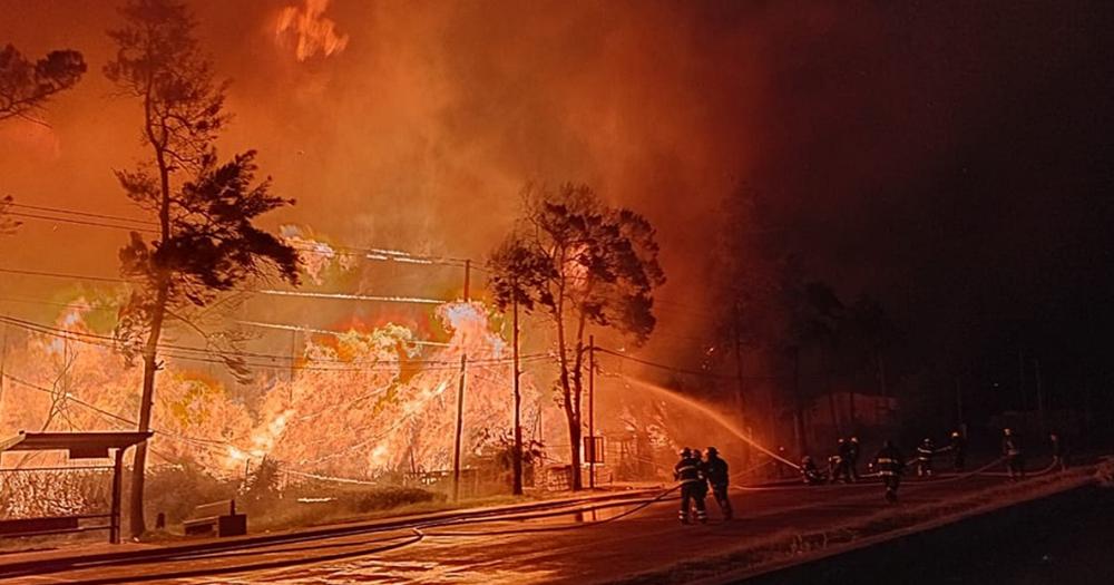 Un depósito quedó destruido por el feroz incendio