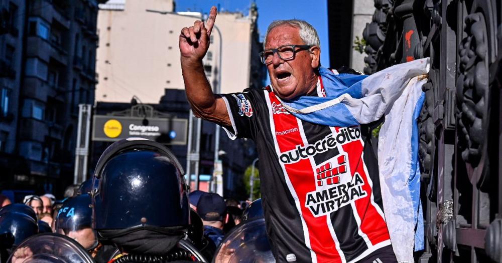 Fuerte represioacuten a jubilados e hinchas en la marcha al Congreso