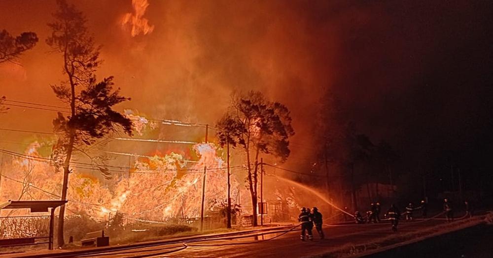 Un depósito quedó destruido por el feroz incendio