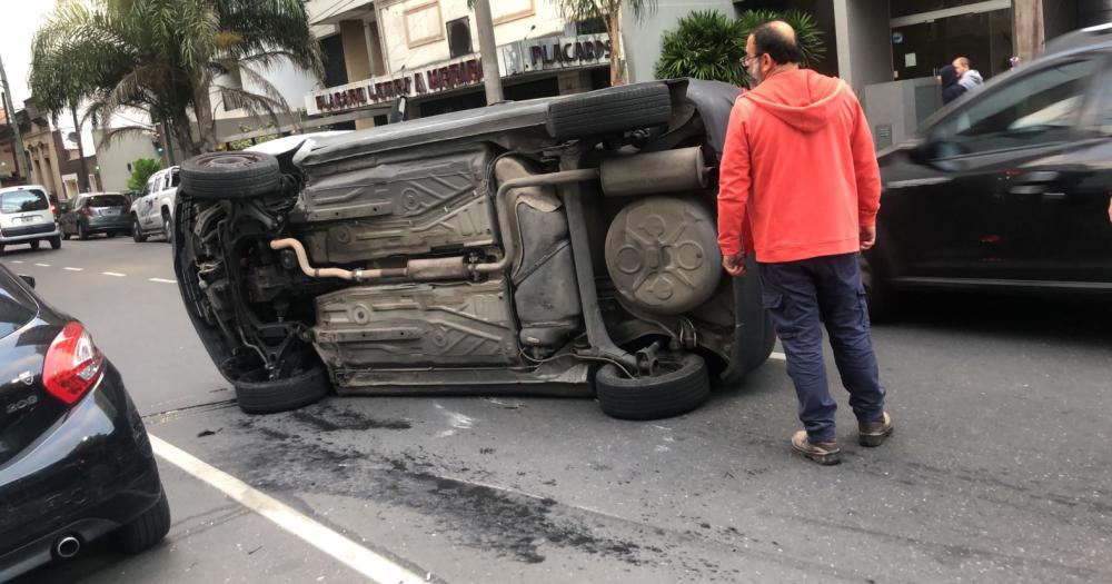 El auto quedó volcado en medio de la calle