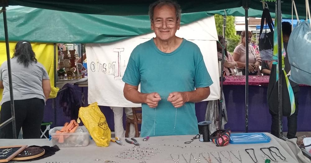 Hugo participa de la feria que se hace los fines de semana en la Plaza Grigera