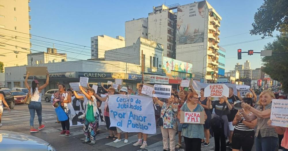 Jubilados de Lomas de Zamora realizan semaforazos- Basta de ajuste