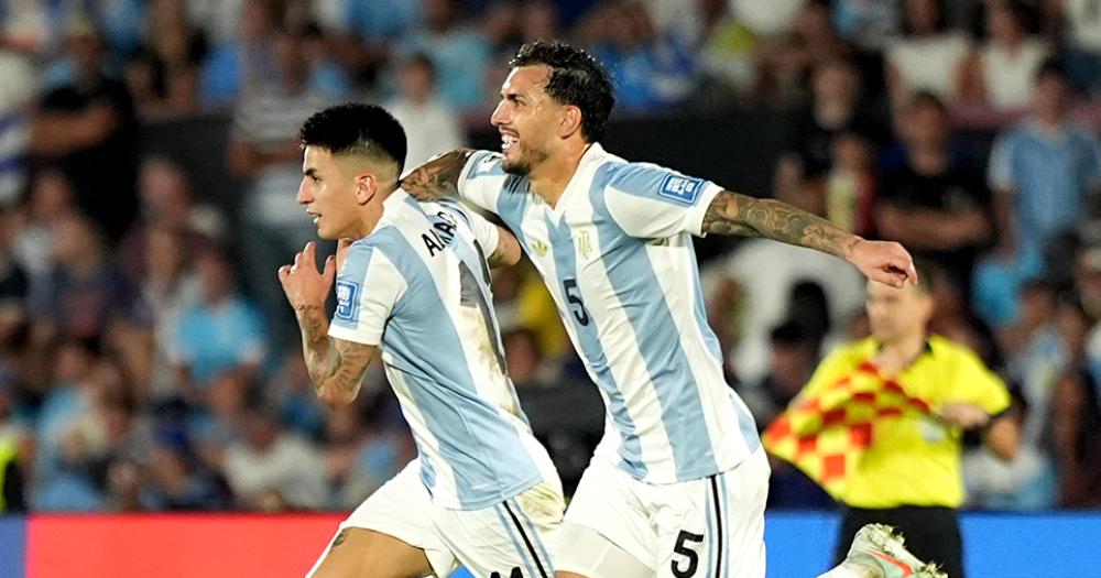 Almada junto a Paredes festeja el gol del triunfo de Argentina