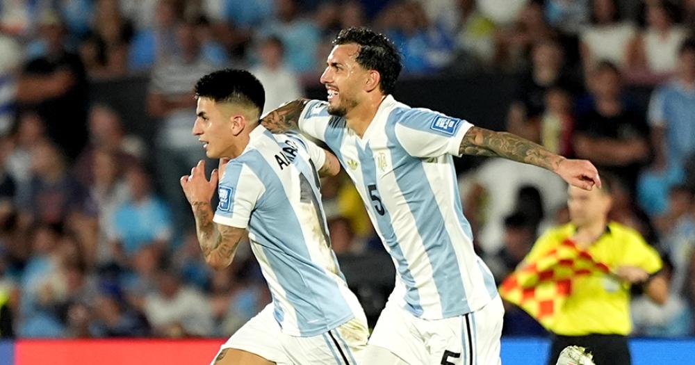 Almada junto a Paredes festeja el gol del triunfo de Argentina