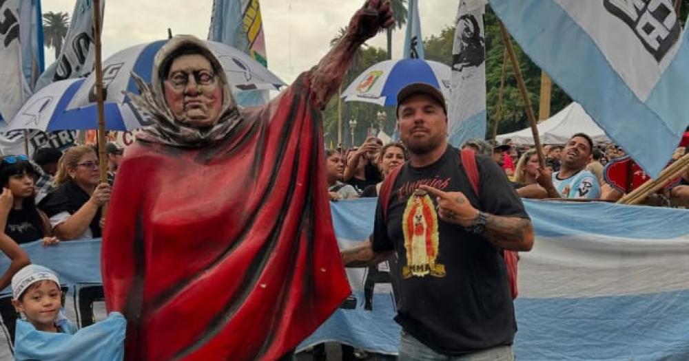 La escultura que hizo un banfilentildeo protagonista del 24M