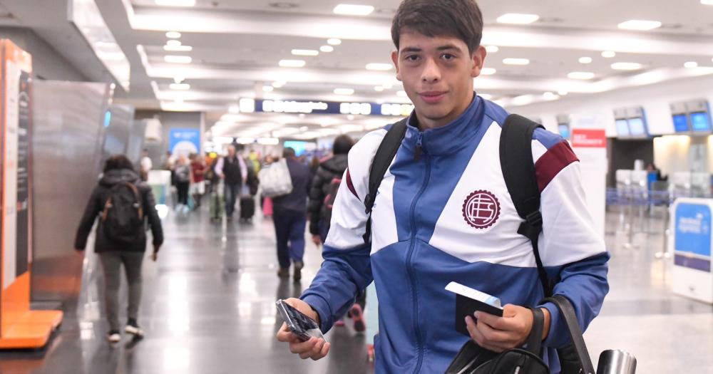 Facundo Snchez antes de subir al avión como parte del plantel de Lanús