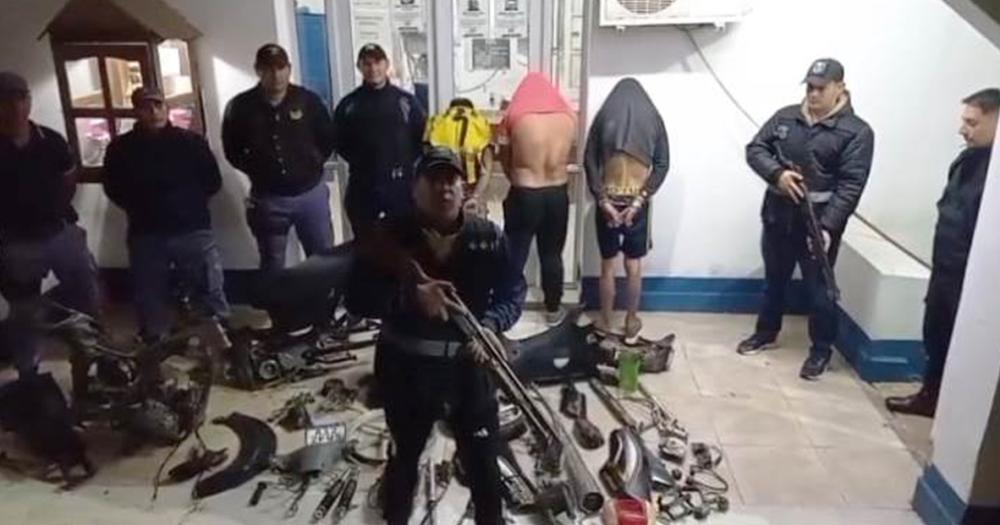 Detuvieron a cuatro personas e incautaron partes de motos robadas