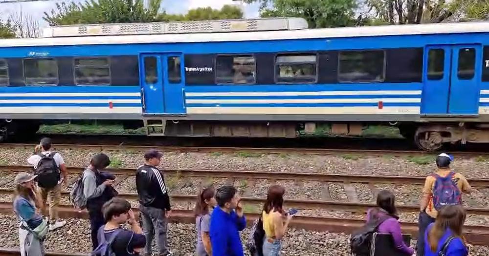 Los pasajeros tuvieron que caminar por las vías