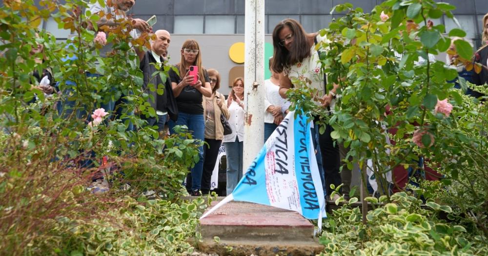 Descubrieron una baldosa con los nombres de los estudiantes desaparecidos