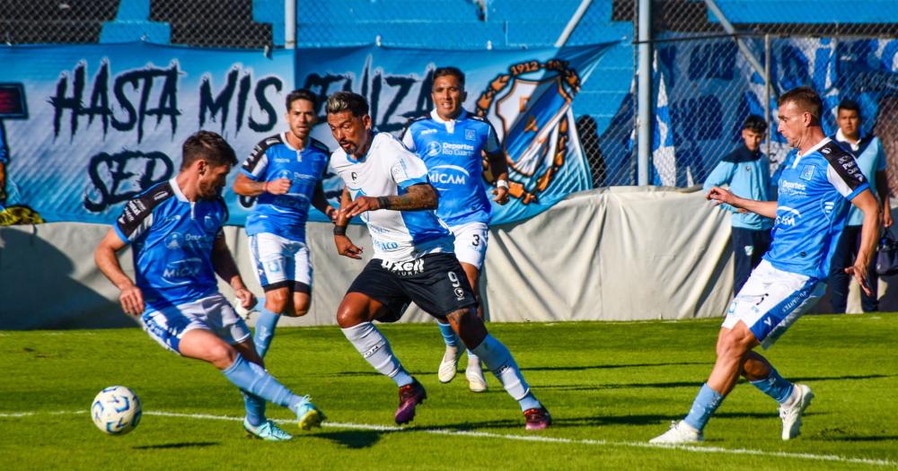 Luis López encara al arco rival