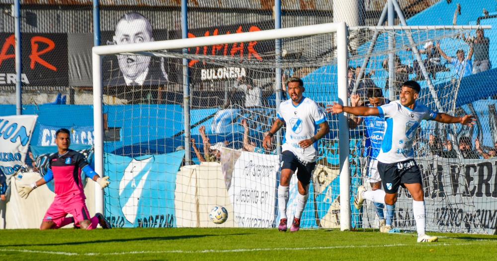 El festejo del gol de Agustín Toledo junto al animal Luis López