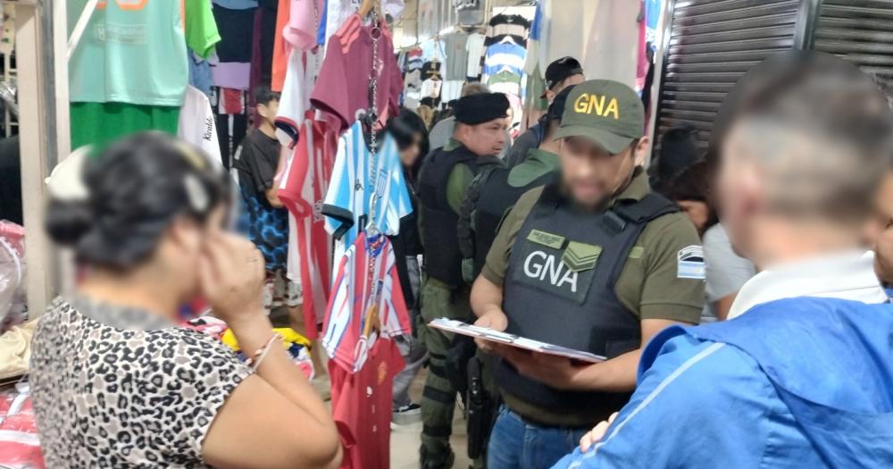 Allanaron la feria La Salada y varias viviendas