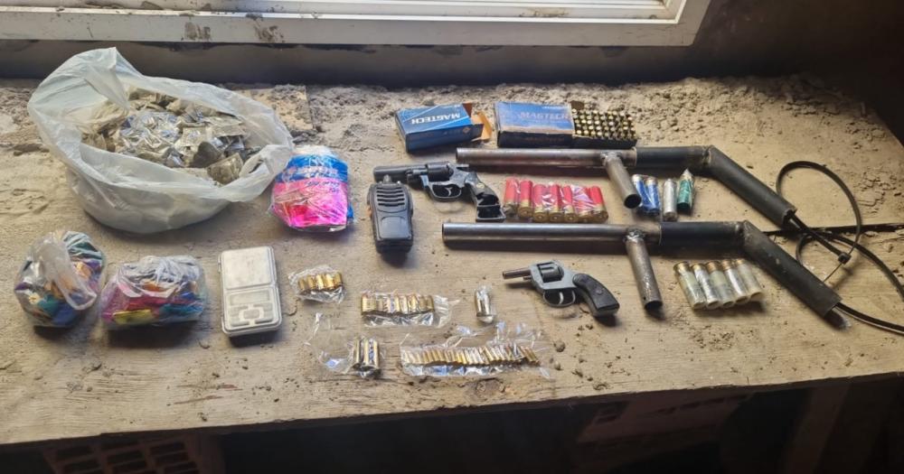 Drogas y armas de fuego incautadas en los allanamientos