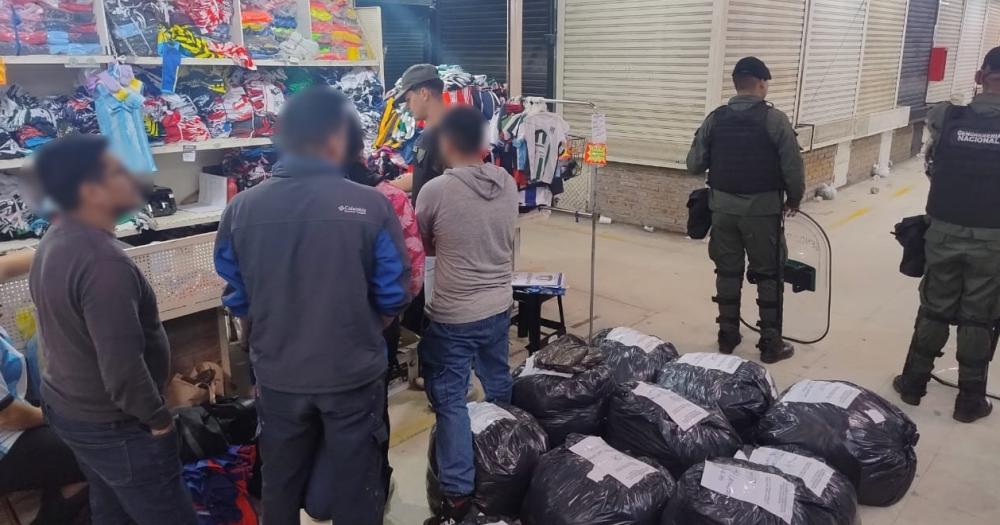 Allanaron la feria La Salada y varias viviendas