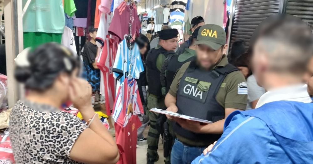 Allanaron la feria La Salada y varias viviendas