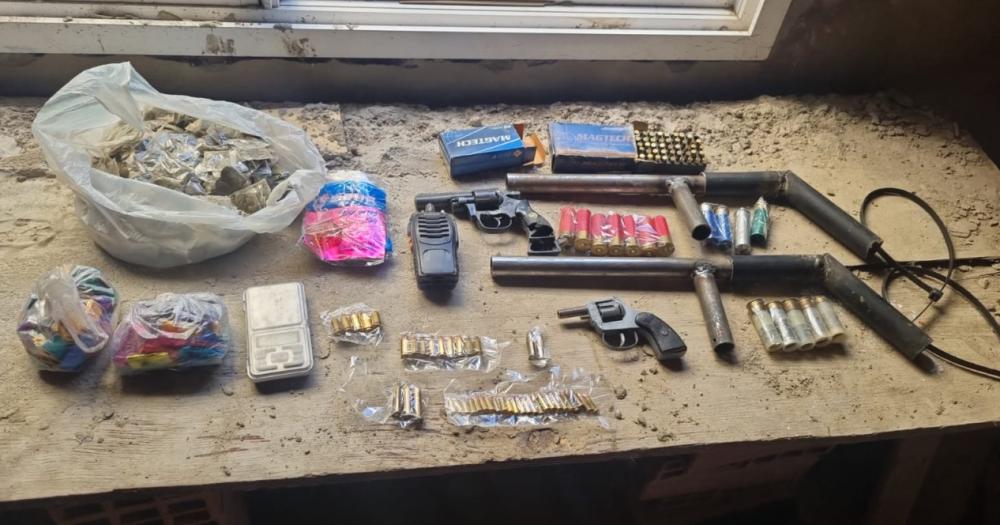 Drogas y armas de fuego incautadas en los allanamientos